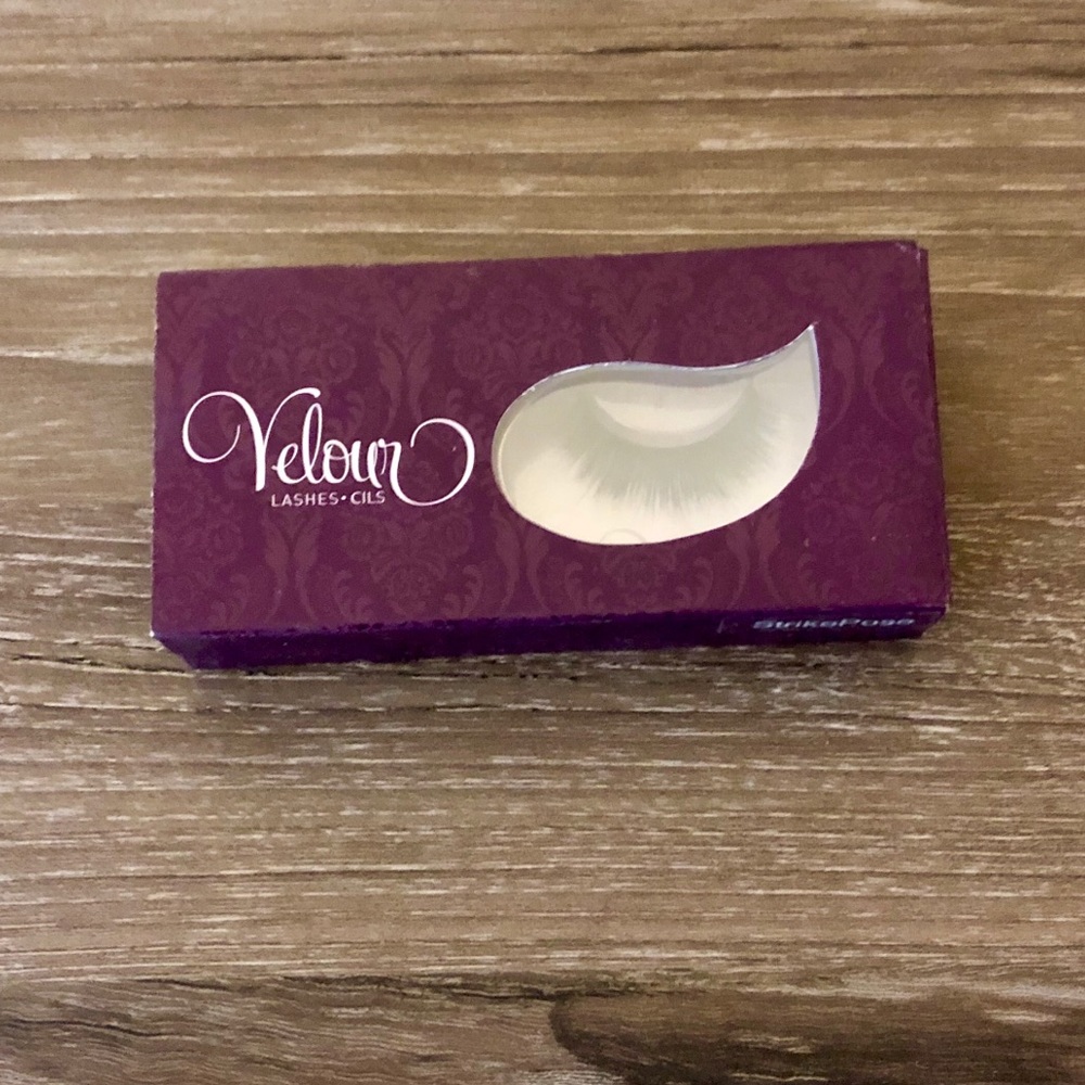 Velour Lashes in Strike a Pose